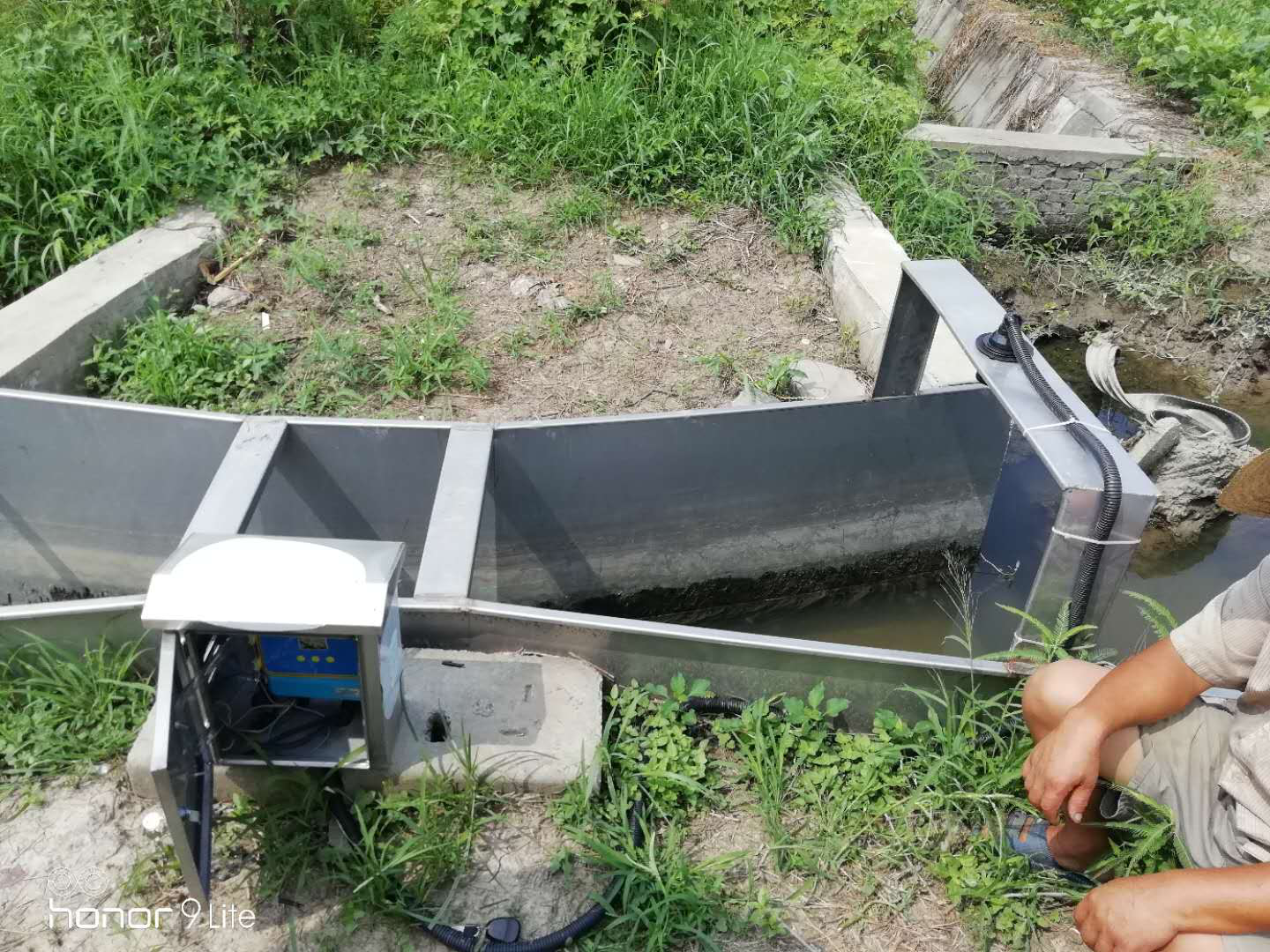 明渠流量计被广泛的应用在农业灌溉水计量,企业排污口流量测量等场合中。明渠流量计通常都是配备的巴歇尔槽来测量,那今天就来讲一讲巴竭尔槽明渠流量计安装方法那些事儿。